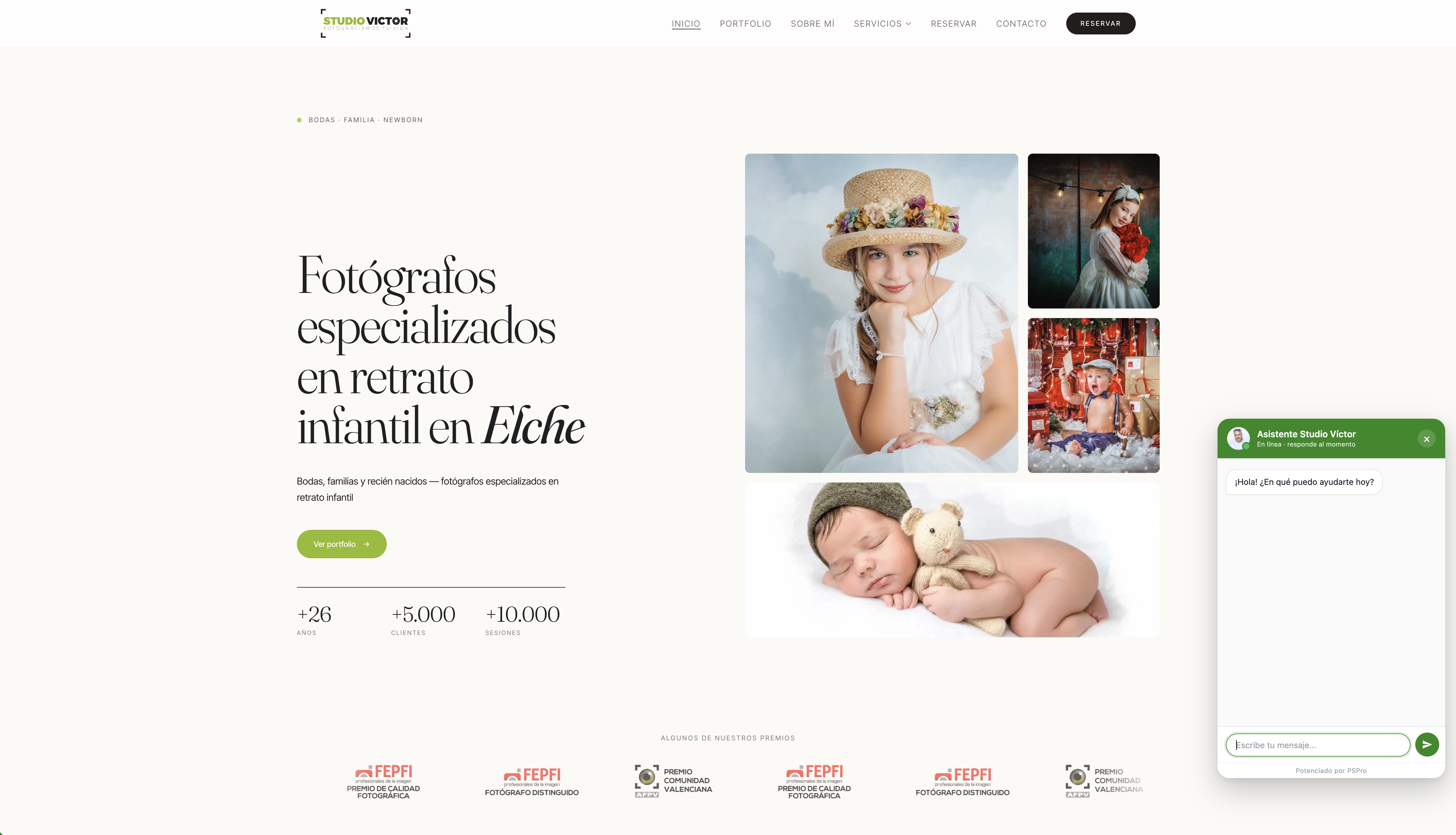 Captura de la web de Studio Victor — fotógrafos de retrato infantil en Elche. Diseño generado con una plantilla de PSPro: galería bento de retratos, chatbot IA con asistente conversacional, y badges de premios FEPFI.